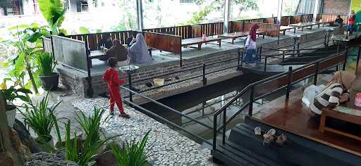 Resto & Lesehan Rumah Bambu 3