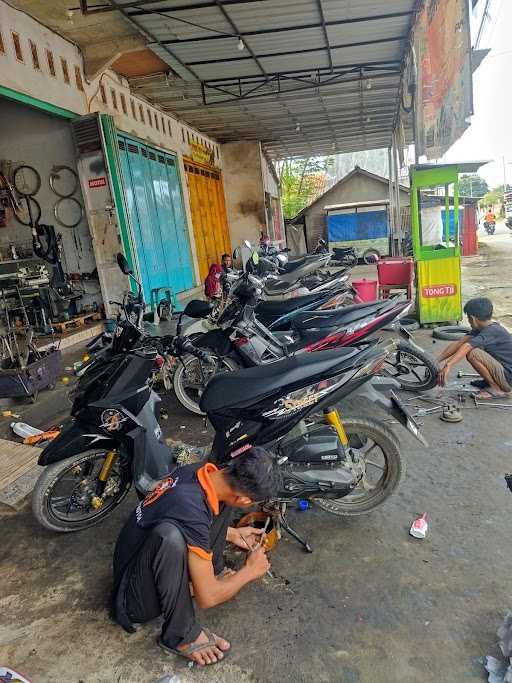 Sate Blengong Bpk. Kumis 4