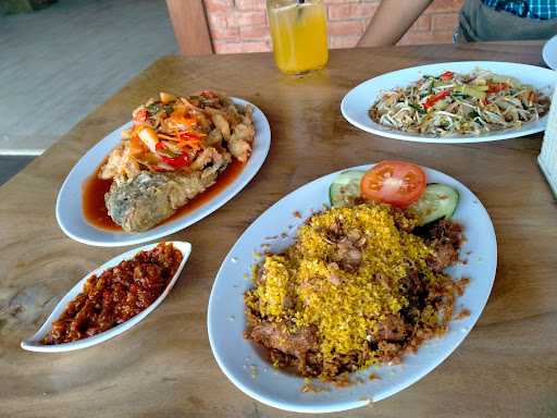 Joglo Kembar Cafe & Resto Demak 8