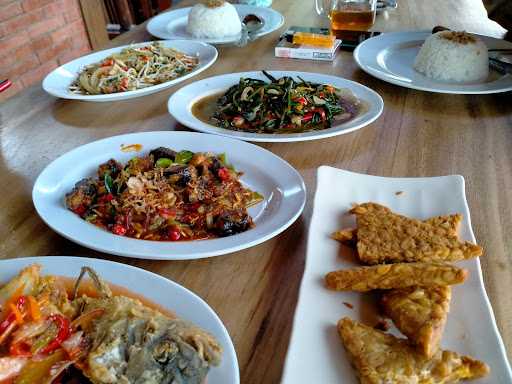 Joglo Kembar Cafe & Resto Demak 1