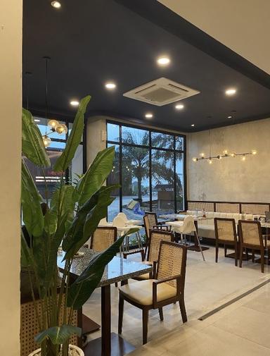 https://dgji3nicqfspr.cloudfront.net/BABAKAN_MADANG/Restaurant/Raindear_Coffee__Kitchensentul/Reviews/thumbnail/file_1712335461848.jpg