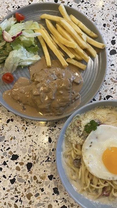 https://dgji3nicqfspr.cloudfront.net/BABAKAN_MADANG/Restaurant/Raindear_Coffee__Kitchensentul/Reviews/thumbnail/file_1712335463453.jpg