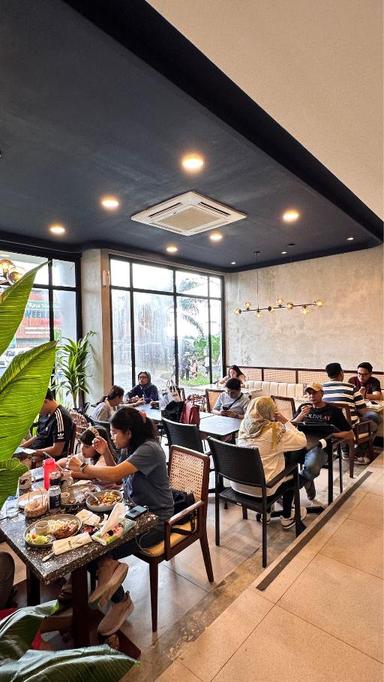 https://dgji3nicqfspr.cloudfront.net/BABAKAN_MADANG/Restaurant/Raindear_Coffee__Kitchensentul/Reviews/thumbnail/uploadsuploads-thumb_1716098673981.jpg