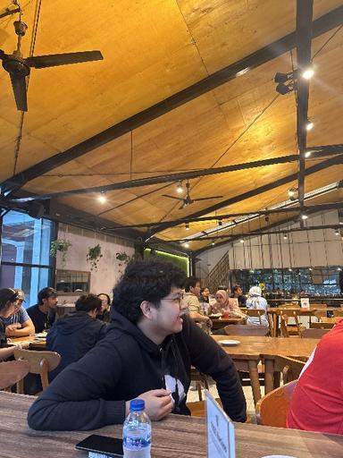 https://dgji3nicqfspr.cloudfront.net/BANDUNG_KIDUL/Cafe/Warung_Nongkrong_Tb_39/Reviews/thumbnail/file_1706440017314.jpg