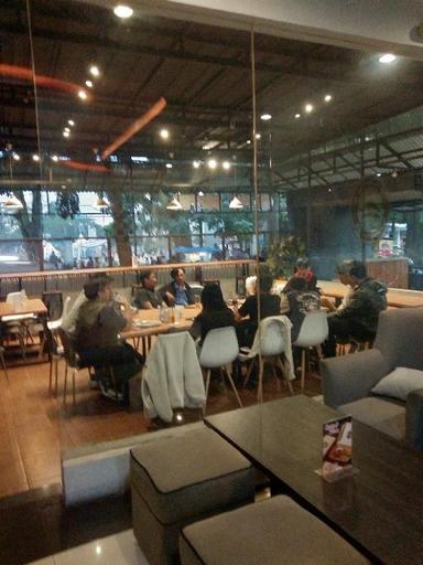 https://dgji3nicqfspr.cloudfront.net/BANDUNG_WETAN/Cafe/Paris_Van_Java_Cafe__Resto_Specialty_Coffee/Reviews/thumbnail/IMG_Review_1717823614357_compressed4222271049016651703-17D6EF7A063DA39E-thumb_1717823615735.jpg