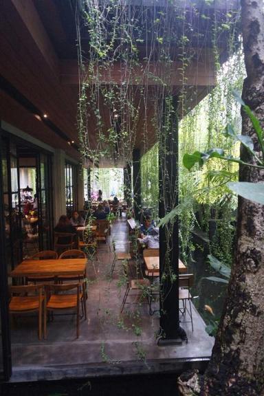 https://dgji3nicqfspr.cloudfront.net/BANDUNG_WETAN/Restaurant/Ambrogio_Patisserie/Reviews/thumbnail/file-17D50F76E2B471A2-thumb_1717295836497.jpg