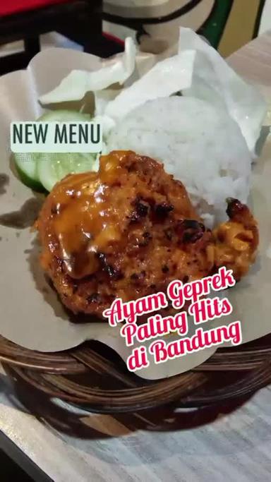 https://dgji3nicqfspr.cloudfront.net/BANDUNG_WETAN/Restaurant/Ayam_Geprek_Pangeran_Ciliwung/Reviews/22VID_Review_17155174334121443475195590236525_171551744997422_1715517451638.jpg