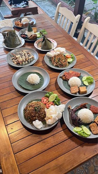 https://dgji3nicqfspr.cloudfront.net/BEJI/Restaurant/Pawon_Joglo_Bu_Nur/Reviews/thumbnail/uploadsuploads-thumb_1716123307901.jpg