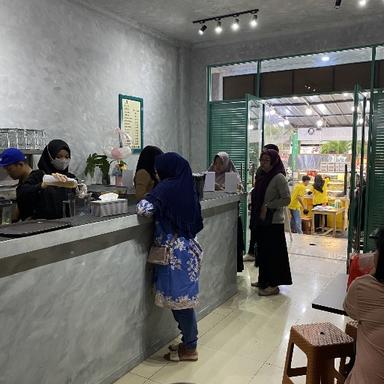 https://dgji3nicqfspr.cloudfront.net/BEKASI_SELATAN/Beverages/Jus_Koko__Grand_Galaxy/Reviews/thumbnail/file_1711080916867.jpg