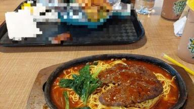 https://dgji3nicqfspr.cloudfront.net/BEKASI_SELATAN/Cafe/Yammie_Hotplate_Ggp/Reviews/thumbnail/uploadsuploads-thumb_1715271287707.jpg