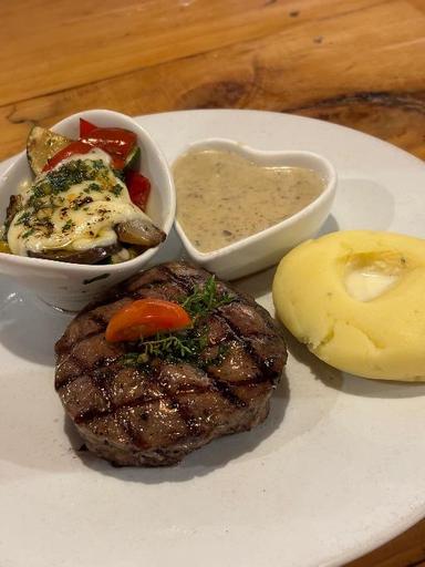 https://dgji3nicqfspr.cloudfront.net/BEKASI_SELATAN/Restaurant/Double_U_Steak_By_Chef_Widhi_Bekasi/Reviews/thumbnail/file-17D62CB62E2470DB-thumb_1717609469219.jpg