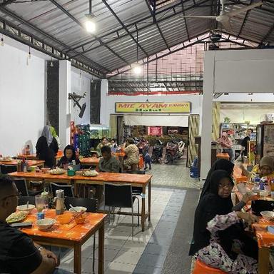 https://dgji3nicqfspr.cloudfront.net/BEKASI_UTARA/Restaurant/Bakmie_Harapan_Indah/Reviews/thumbnail/uploadsuploads-thumb_1714614431320.jpg