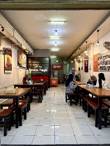 https://dgji3nicqfspr.cloudfront.net/BEKASI_UTARA/Restaurant/Master_Penyet_Duta_Harapan/Reviews/thumbnail/file_1711812728529.jpg