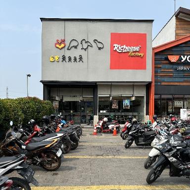 https://dgji3nicqfspr.cloudfront.net/BEKASI_UTARA/Restaurant/Richeese_Factory__Golden_City/Reviews/thumbnail/file_1711555438668.jpg