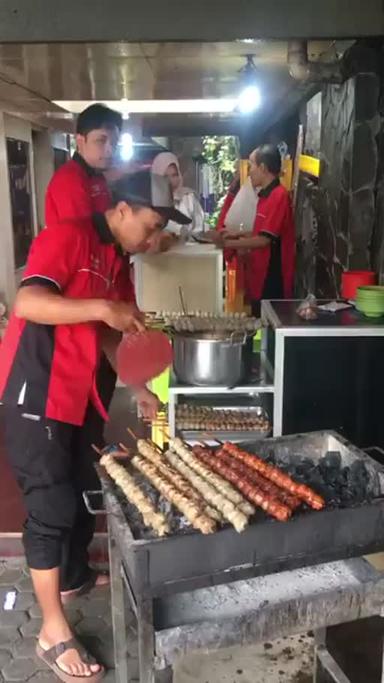 https://dgji3nicqfspr.cloudfront.net/BLIMBING/Restaurant/Bakso_Bakar_Trowulan/Reviews/22file-18033F38DA27A533_173029619541622_1730296195896.jpg