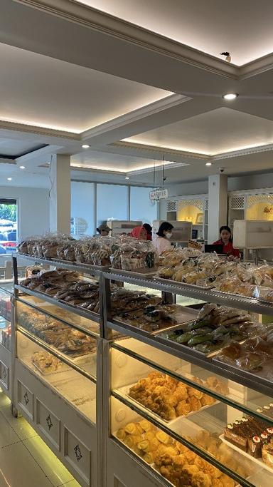 https://dgji3nicqfspr.cloudfront.net/BOGOR_TENGAH/Bakery/Bogor_Permai_Bakery__Restaurant/Reviews/thumbnail/file_1707135580048.jpg