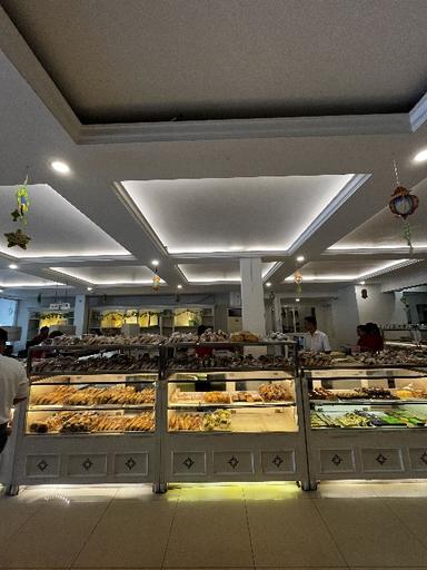 https://dgji3nicqfspr.cloudfront.net/BOGOR_TENGAH/Bakery/Bogor_Permai_Bakery__Restaurant/Reviews/thumbnail/file_1713273949886.jpg