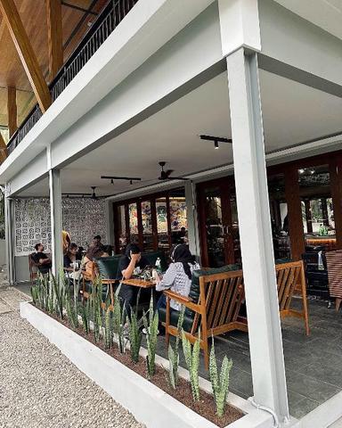 https://dgji3nicqfspr.cloudfront.net/BOGOR_UTARA/Restaurant/Agreya_Coffee__Bogor/Reviews/thumbnail/uploadsuploads-thumb_1714828421750.jpg