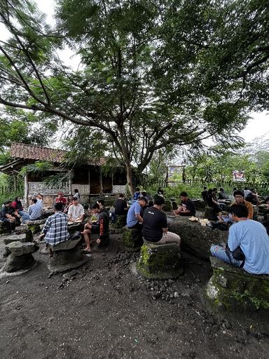 https://dgji3nicqfspr.cloudfront.net/CANGKRINGAN/Cafe/Warung_Kopi_Merapi/Reviews/thumbnail/file_1713023603621.jpg