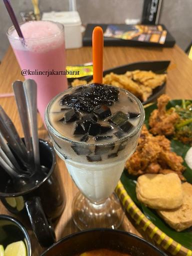 https://dgji3nicqfspr.cloudfront.net/CENGKARENG/Restaurant/Waroenk_Kito_Mutiara_Taman_Palem/Reviews/thumbnail/file_1708405837355.jpg