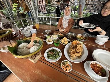 https://dgji3nicqfspr.cloudfront.net/CILODONG/Restaurant/Lembur_Kuring_Cimanggis/Reviews/thumbnail/file_1712280242402.jpg