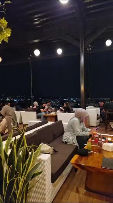 https://dgji3nicqfspr.cloudfront.net/CIMEUNYAN/Cafe/Skyline_Best_View_Resto/Reviews/22file_171541444377122_1715414444445.jpg