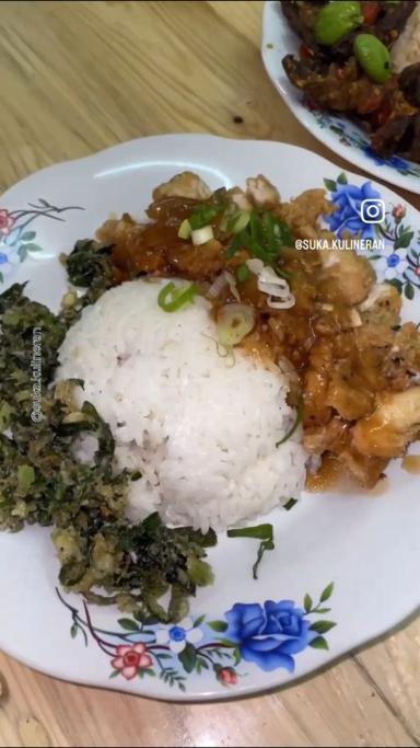 https://dgji3nicqfspr.cloudfront.net/CINERE/Restaurant/Mie_Ayam_Warcon/Reviews/thumbnail/file_1711522091458.jpg