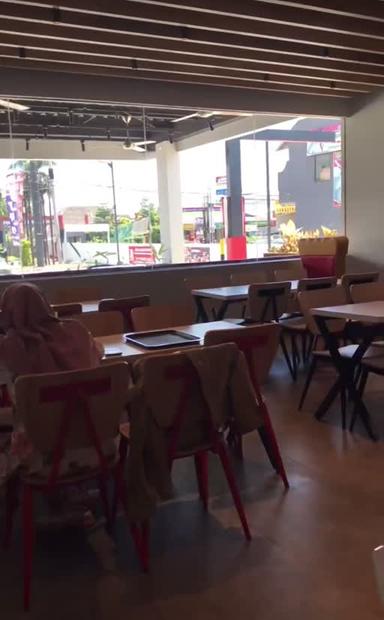 https://dgji3nicqfspr.cloudfront.net/CIPEDES/Restaurant/Kfc_Juanda_Tasikmalaya/Reviews/22file-17E635FC9ABCF3D6_172212326696222_1722123268279.jpg