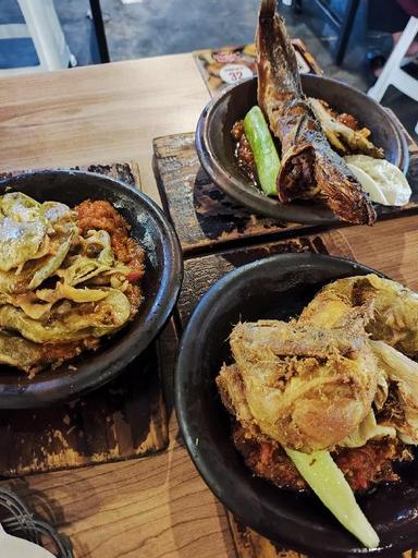 https://dgji3nicqfspr.cloudfront.net/CIPUTAT_TIMUR/Restaurant/Sambal_Bakar_Indonesia_Pondok_Ranji/Reviews/thumbnail/IMG_Review_1717689810750_compressed7108344155973278302-17D675C882564265-thumb_1717689812316.jpg