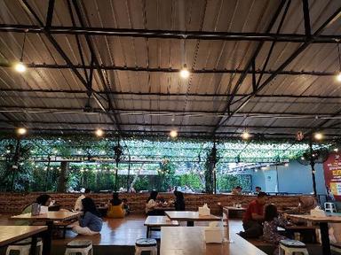 https://dgji3nicqfspr.cloudfront.net/CIPUTAT_TIMUR/Restaurant/Sambal_Bakar_Indonesia_Pondok_Ranji/Reviews/thumbnail/IMG_Review_1717689812097_compressed4147324017979432486-17D675C8D983D28F-thumb_1717689813912.jpg