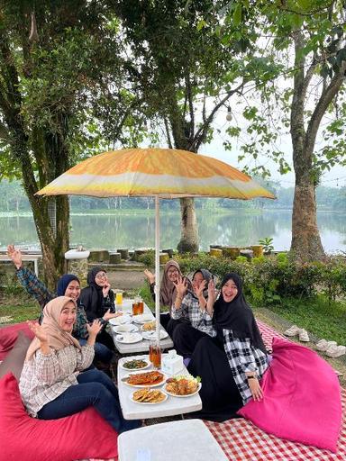 https://dgji3nicqfspr.cloudfront.net/DRAMAGA/Cafe/Warung_Tepi_Danau/Reviews/thumbnail/file-17D1BC9347245632-thumb_1716360274154.jpg