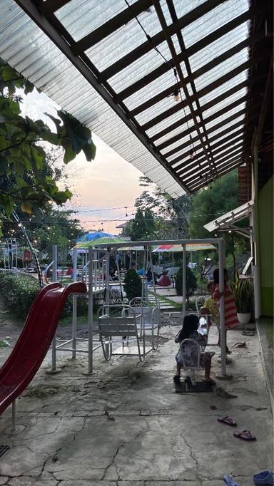 https://dgji3nicqfspr.cloudfront.net/DRAMAGA/Cafe/Warung_Tepi_Danau/Reviews/thumbnail/file-17D7F24F47DF9456-thumb_1718108205535.jpg