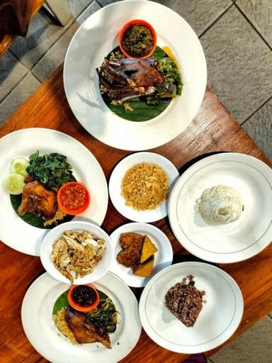 https://dgji3nicqfspr.cloudfront.net/DUREN_SAWIT/Restaurant/Bebek_Goreng_H_Slamet/Reviews/thumbnail/IMG_Review_1710246695253_compressed1859880314726519791_1710246697064.jpg