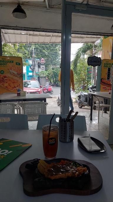 https://dgji3nicqfspr.cloudfront.net/DUREN_SAWIT/Restaurant/GoSteak_Pondok_Kelapa/Reviews/thumbnail/uploadsuploads-thumb_1716269528828.jpg