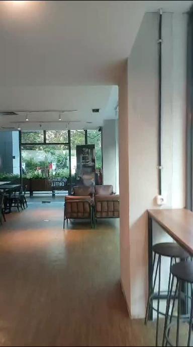 https://dgji3nicqfspr.cloudfront.net/GAMBIR/Cafe/Covare_Cafe__Workspace/Reviews/22file-17F1B8628560C574_172536286574222_1725362866318.jpg