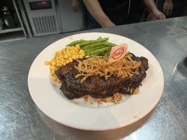 https://dgji3nicqfspr.cloudfront.net/GAMBIR/Restaurant/Holycow_Steakhouse_By_Chef_Afit/Reviews/thumbnail/file_1713977516661.jpg