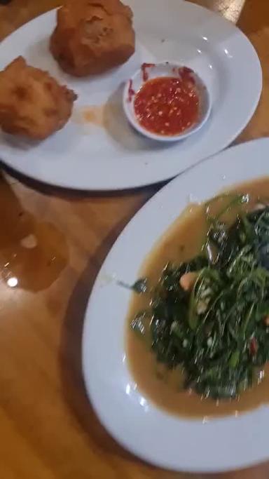 https://dgji3nicqfspr.cloudfront.net/GAMBIR/Restaurant/Pondok_Laguna/Reviews/22VID_Review_17150452303724310139251397833490_171504523101322_1715045231583.jpg