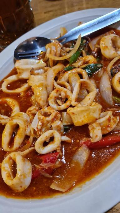 https://dgji3nicqfspr.cloudfront.net/GAMBIR/Restaurant/Pondok_Laguna/Reviews/thumbnail/IMG_Review_1719141134685_compressed7315175733351326709-17DB9DC0FCA76152-thumb_1719141135463.jpg