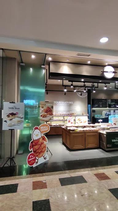 https://dgji3nicqfspr.cloudfront.net/GROGOL_PETAMBURAN/Bakery/Tous_Les_Jours__Mall_Taman_Anggrek/Reviews/22VID_Review_17187539306366851407784737926499-17DA3D9D497DE9B5_171875395444922_1718753956548.jpg