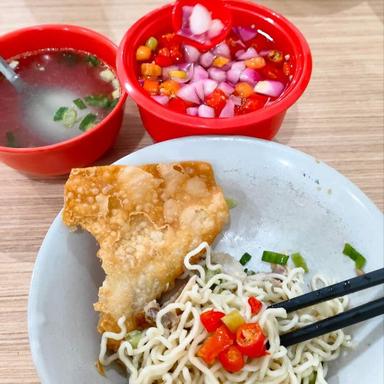 https://dgji3nicqfspr.cloudfront.net/GROGOL_PETAMBURAN/Restaurant/Bakmi_Hong/Reviews/IMG_Review_1719987979535_compressed4071753993019251791-17DE9FF467D7AC82_1719987979800.jpg