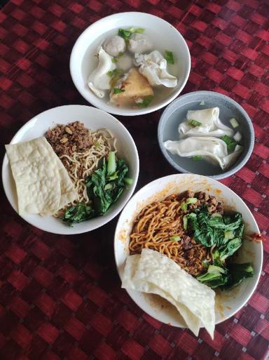 https://dgji3nicqfspr.cloudfront.net/GUNUNG_PUTRI/Restaurant/Mie_Jebew_Beqi/Reviews/thumbnail/uploadsuploads-thumb_1714641930129.jpg