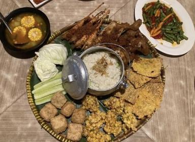 https://dgji3nicqfspr.cloudfront.net/GUNUNG_SINDUR/Restaurant/Kampung_Kecil_Gunung_Sindur/Reviews/thumbnail/file_1713248552736.jpg