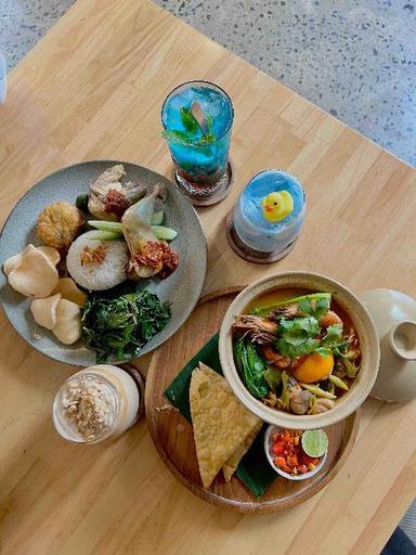 https://dgji3nicqfspr.cloudfront.net/IBUN/Cafe/Hummingbird_Eatery__Space/Reviews/thumbnail/uploadsuploads-thumb_1715923940033.jpg