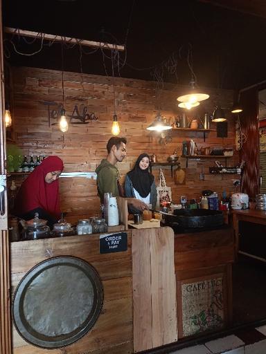 https://dgji3nicqfspr.cloudfront.net/ILIR_TIMUR_I/Cafe/Teh_Aba__Mini_Seris_Pasar_16/Reviews/thumbnail/IMG_Review_1709102402307_compressed1297140917797898256_1709102404047.jpg