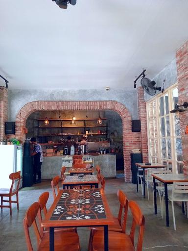 https://dgji3nicqfspr.cloudfront.net/JATINEGARA/Cafe/Kedai_Malabar/Reviews/thumbnail/IMG_Review_1704130679784_compressed7314301178324076720_1704130682572.jpg