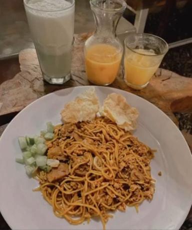 https://dgji3nicqfspr.cloudfront.net/JATINEGARA/Cafe/Kedai_Malabar_2/Reviews/thumbnail/file_1711580376748.jpg