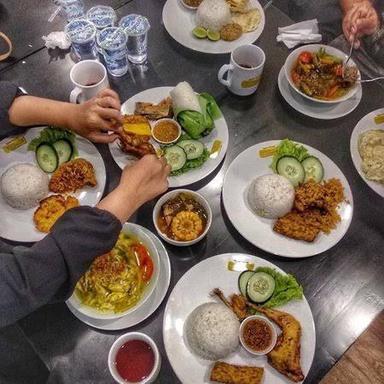 https://dgji3nicqfspr.cloudfront.net/JATINEGARA/Restaurant/Ayam_Goreng_Fatmawati/Reviews/thumbnail/uploadsuploads-thumb_1714529725201.jpg