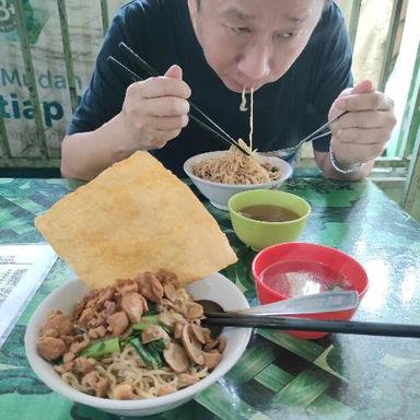 https://dgji3nicqfspr.cloudfront.net/JATINEGARA/Restaurant/Bakmi_W3_Toko_Europa/Reviews/thumbnail/IMG_Review_1719631858749_compressed9026981304352011111-17DD5C11111B5230-thumb_1719631861449.jpg