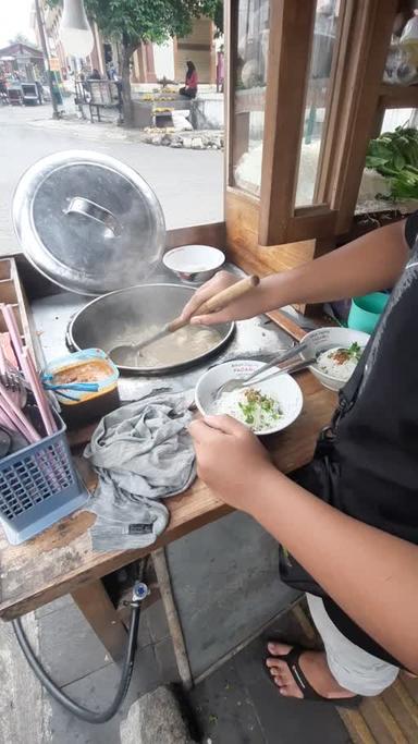 https://dgji3nicqfspr.cloudfront.net/JEBRES/Restaurant/Bakso_Beranak/Reviews/22VID_Review_17146820958743734255554888064121_171468211510022_1714682116406.jpg