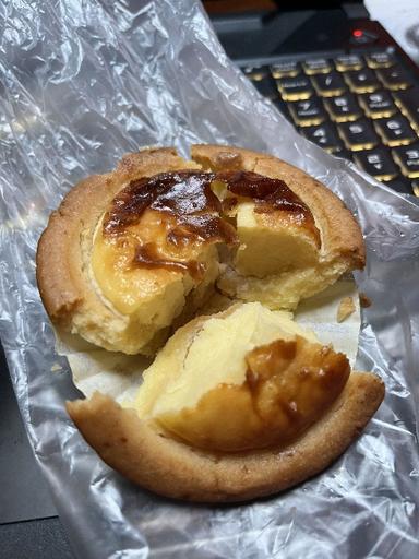 https://dgji3nicqfspr.cloudfront.net/KEBAYORAN_BARU/Bakery/Hokkaido_Baked_Cheese_Tart/Reviews/thumbnail/file_1713439426459.jpg